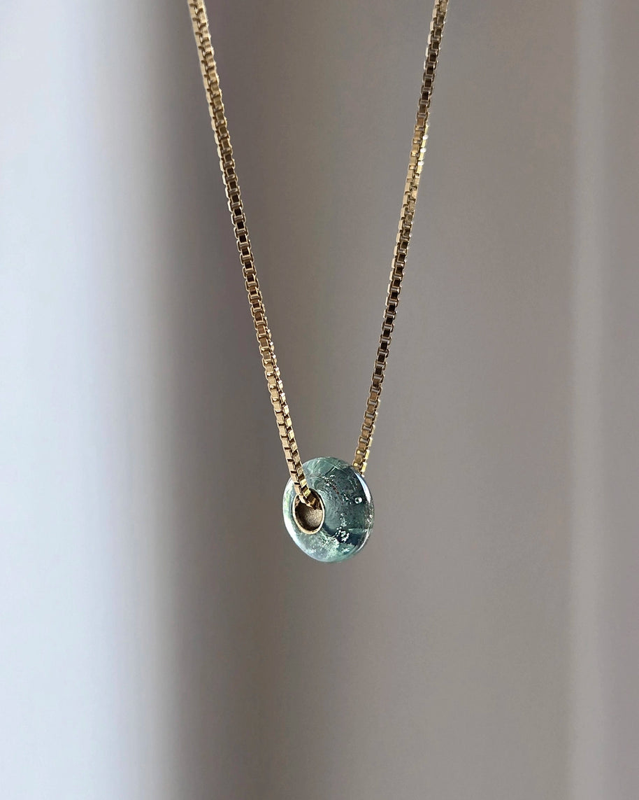 aura ketting in het 14 karaat goud met een handgemaakte blauwe glazen bedel met as er in verwerkt