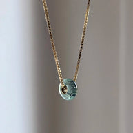 aura ketting in het 14 karaat goud met een handgemaakte blauwe glazen bedel met as er in verwerkt