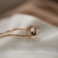 aura ketting met as van een hondje verwerkt, handgemaakte glazen kraal in het goud