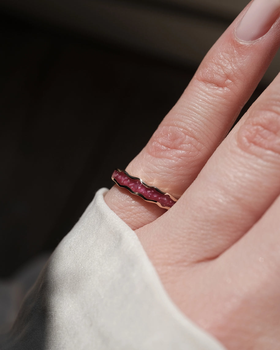14 karaat gouden ring met as van konijn verwerkt, endless waters ring