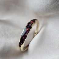 14 karaat gouden ring met haartjes van hond verwerkt, endless waters ring