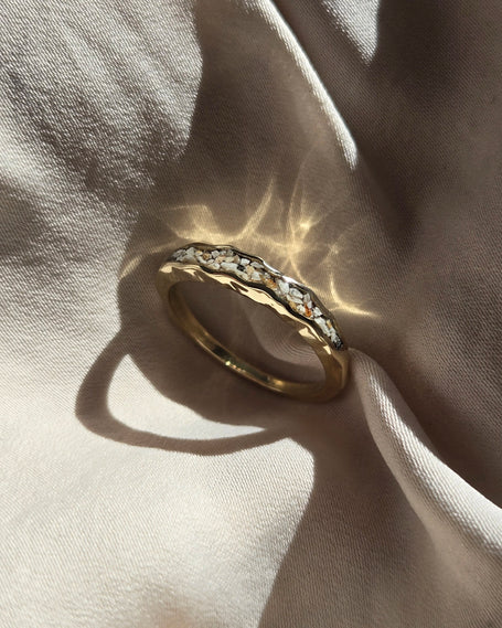 14 karaat gouden ring met as verwerkt, endless waters ring