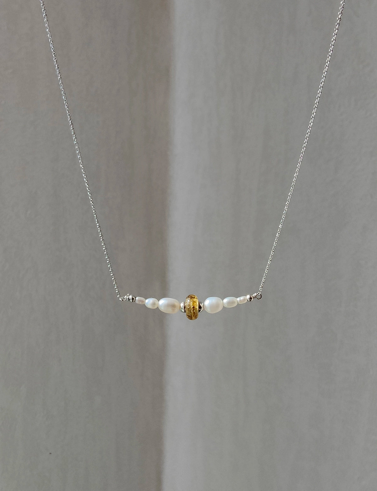 Closeup van witgouden gedenkketting een uniek rouwcadeau