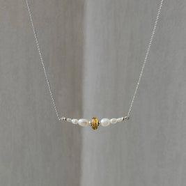 Closeup van witgouden gedenkketting een uniek rouwcadeau