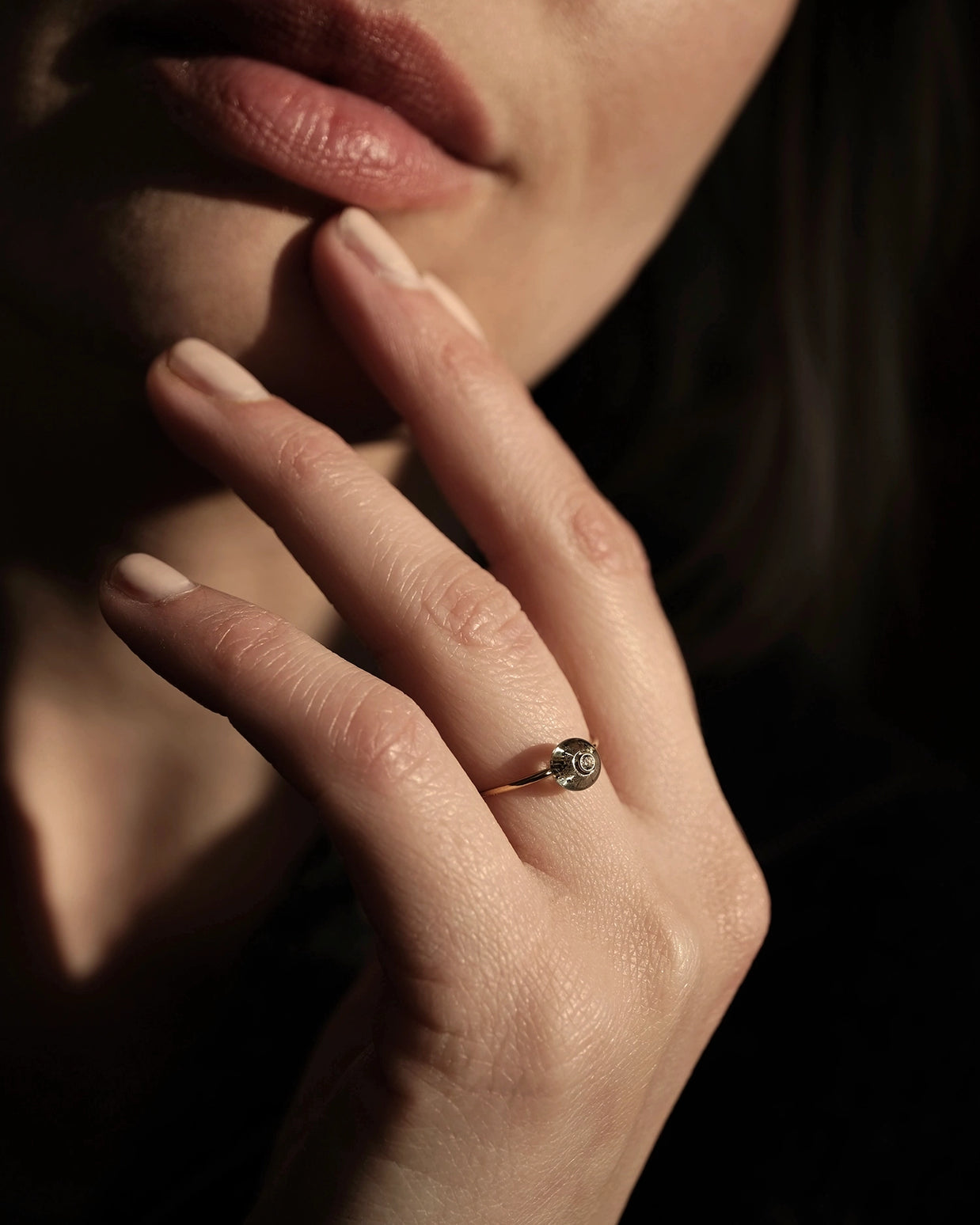 Handgemaakte gouden gedenk ring waarin as, haar of een andere dierbare herinnering zorgvuldig in glas wordt verwerkt geschoten op hand van model.