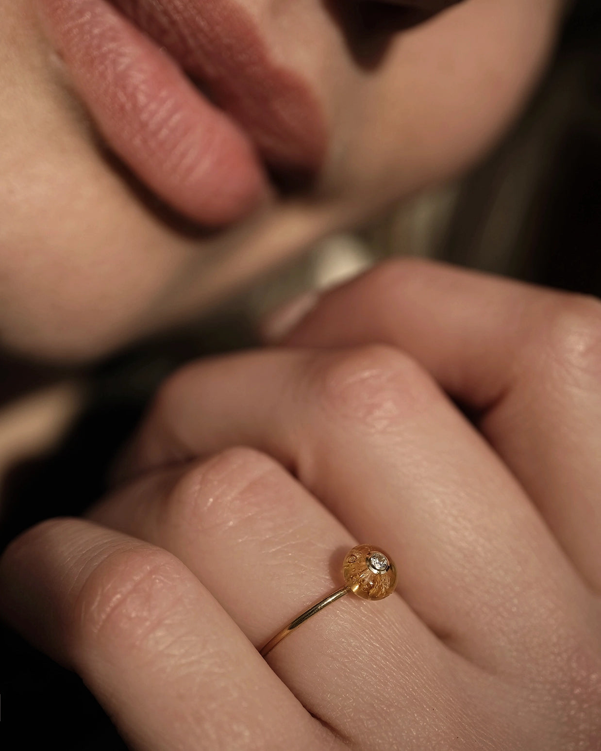 Handgemaakte gedenk ring waarin as, haar of een andere dierbare herinnering zorgvuldig in glas wordt verwerkt.