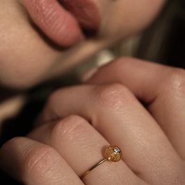 Handgemaakte gedenk ring waarin as, haar of een andere dierbare herinnering zorgvuldig in glas wordt verwerkt.