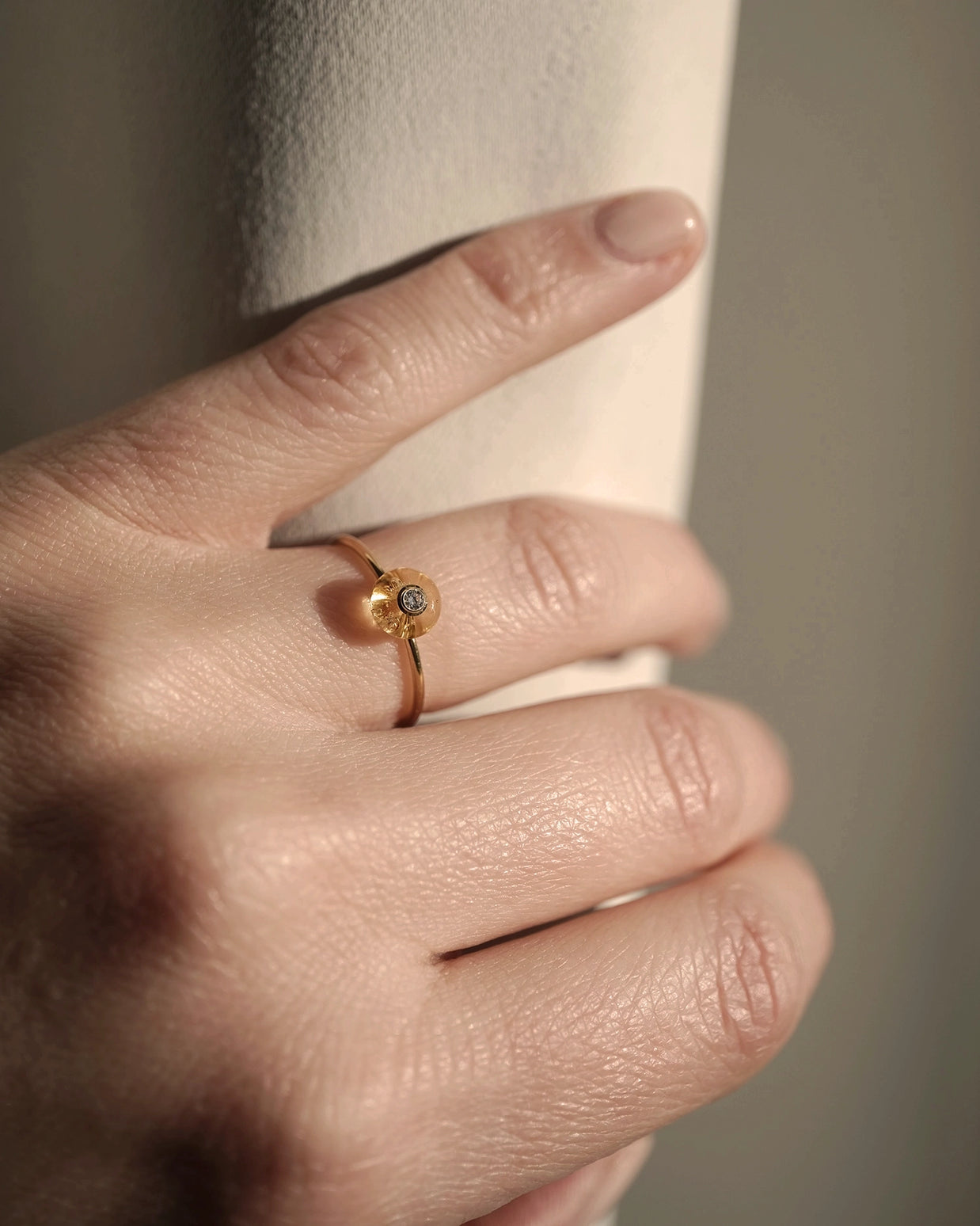 Memorial ring met as en haar verwerkt in glas in 14k goud
