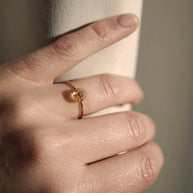 Memorial ring met as en haar verwerkt in glas in 14k goud
