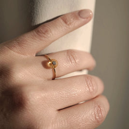 Memorial ring met as en haar verwerkt in glas in 14k goud