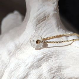 Subtiele minimalistische ketting met details van as