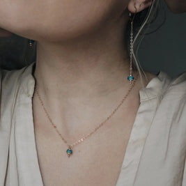 as of haar verwerkt in glazen bedel oorbel gedragen op model