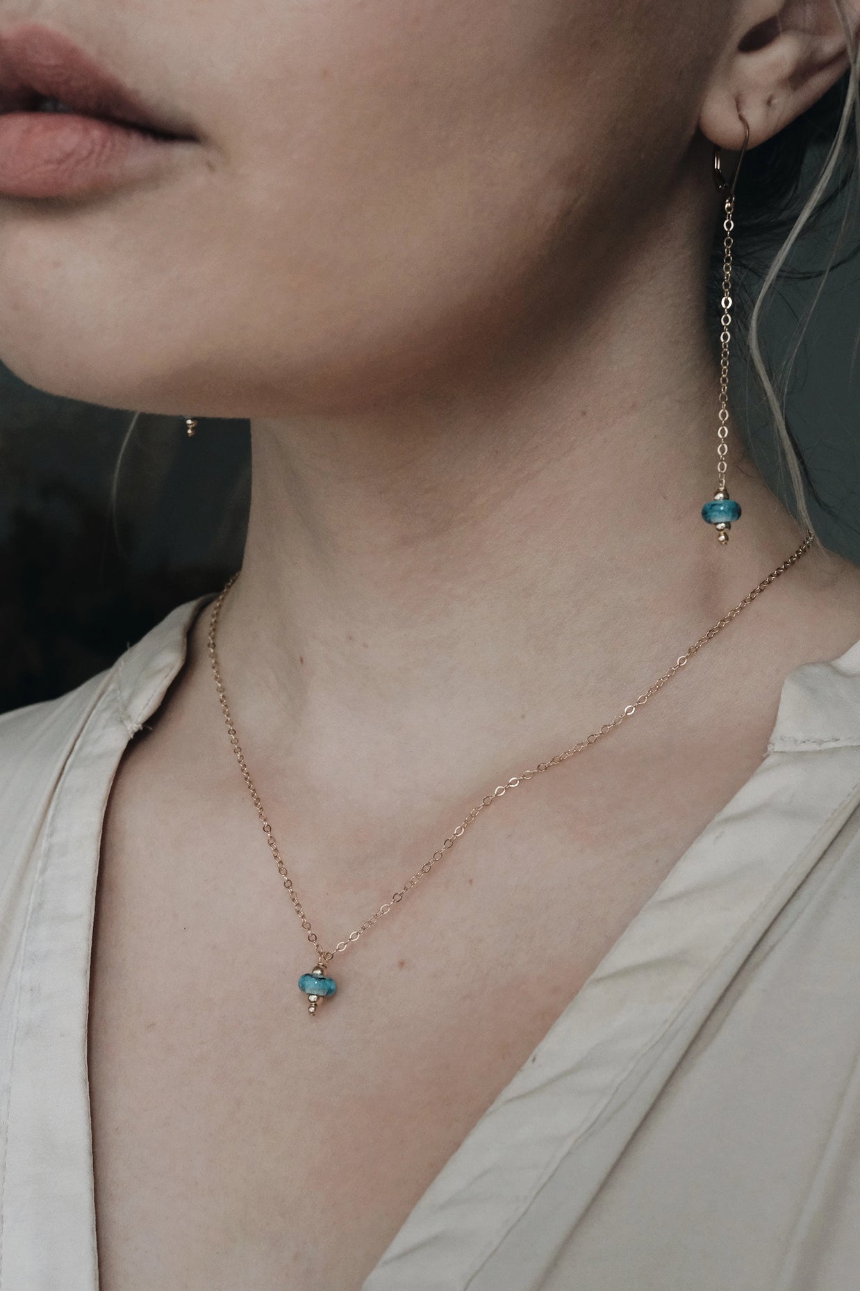 close-up van Italiaans glas gemaakte oorbel met as of haar verwerkt