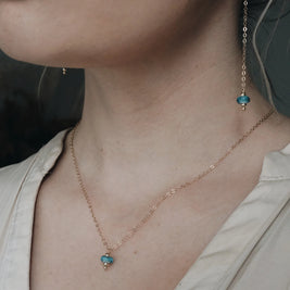 close-up van Italiaans glas gemaakte oorbel met as of haar verwerkt