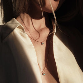 gepersonaliseerde rouwketting met as gedragen op model