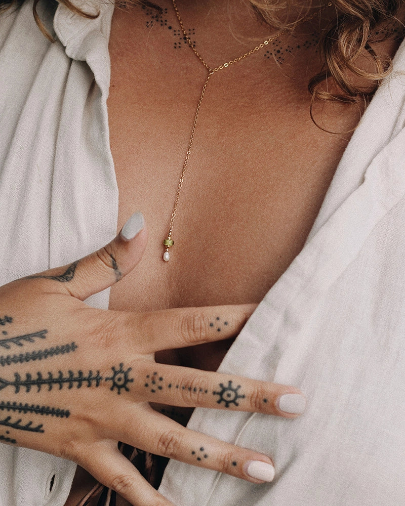 minimalistisch assieraad voor dagelijks dragen, gedragen op model