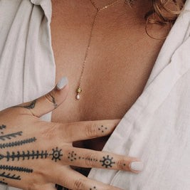 minimalistisch assieraad voor dagelijks dragen, gedragen op model