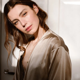 minimalistisch gedenksieraad gedragen door model op lichte achtergrond