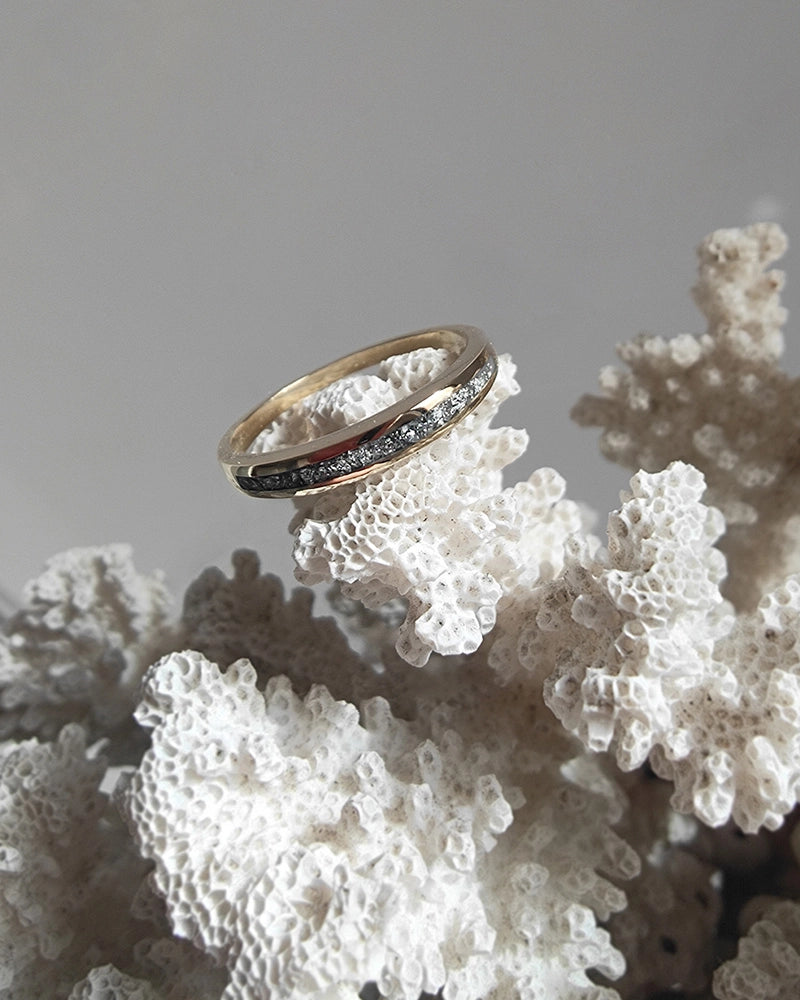 14k gouden ring met as en haar en zilveren incase