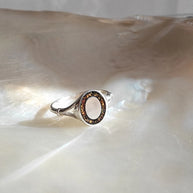 Zilveren memorial ring met as en haar verwerkt voor dagelijks dragen