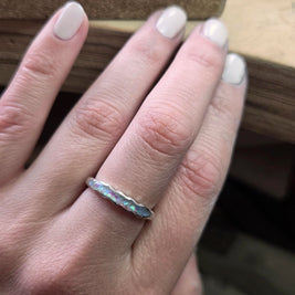 asring op hand met opaal kleur