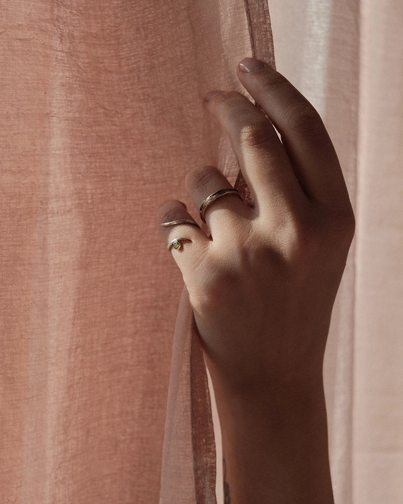 minimalistisch assieraad pinky ring op model
