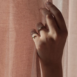 minimalistisch assieraad pinky ring op model