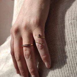 gepersonaliseerde gedenkring met as pinky ring