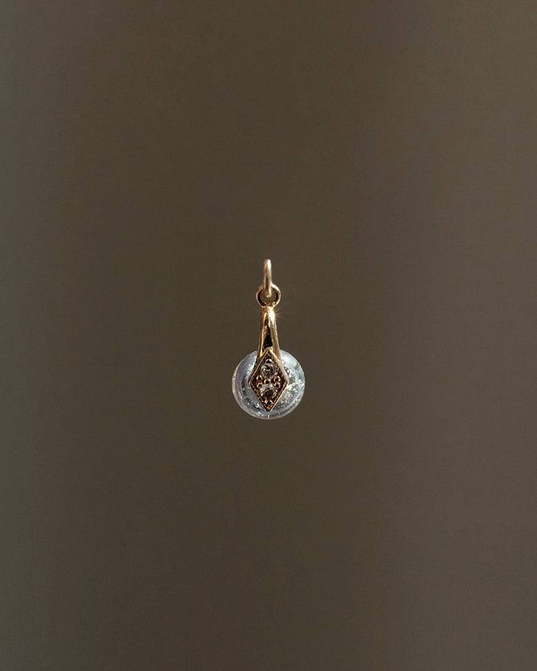 Gouden of zilveren handgemaakte gedenkbedel met as of haar verwerkt in glas