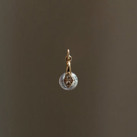 Gouden of zilveren handgemaakte gedenkbedel met as of haar verwerkt in glas