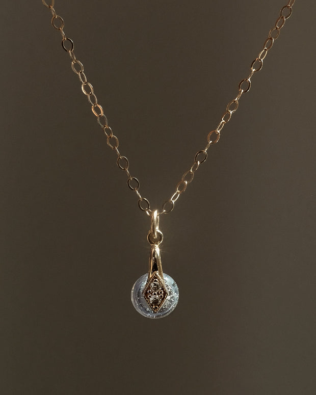 Gouden handgemaakt gedenksieraad met as of haar verwerkt in glas