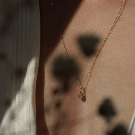 Gouden of zilveren handgemaakt gedenksieraad met as of haar verwerkt in glas