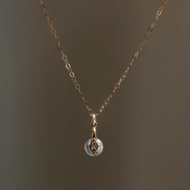 Gouden of zilveren handgemaakt gedenksieraad met as of haar verwerkt in glas