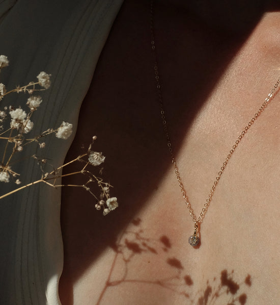 Gouden of zilveren handgemaakte gedenksieraad met as of haar verwerkt in glas