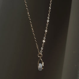 Gouden of zilveren handgemaakte gedenksieraad met as of haar verwerkt in glas