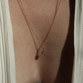 Gouden of zilveren handgemaakt gedenksieraad met as of haar verwerkt in glas