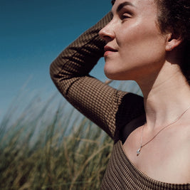 as verwerkt in glazen hanger gedragen op model voor altijd dichtbij