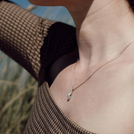 as verwerkt in glazen hanger close-up bij model