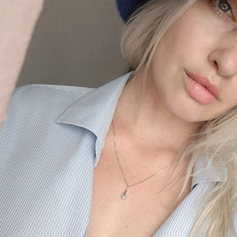 zilveren herinneringsketting met as gedragen op model