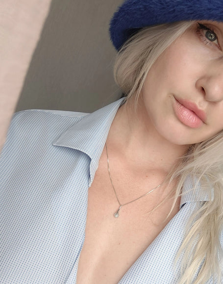 zilveren herinneringsketting met as gedragen op model