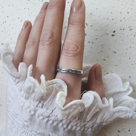 handgemaakte gedenkring met as in zilver aan hand