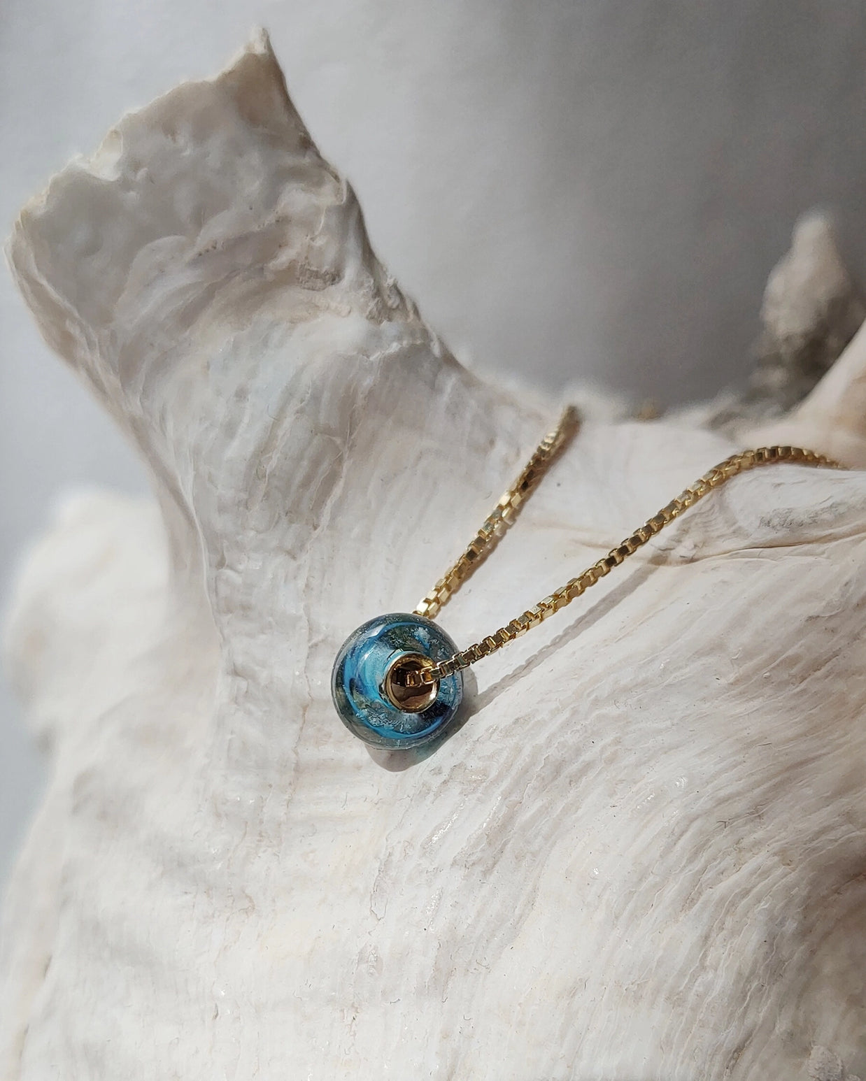 details van as in asketting met memorial bedel