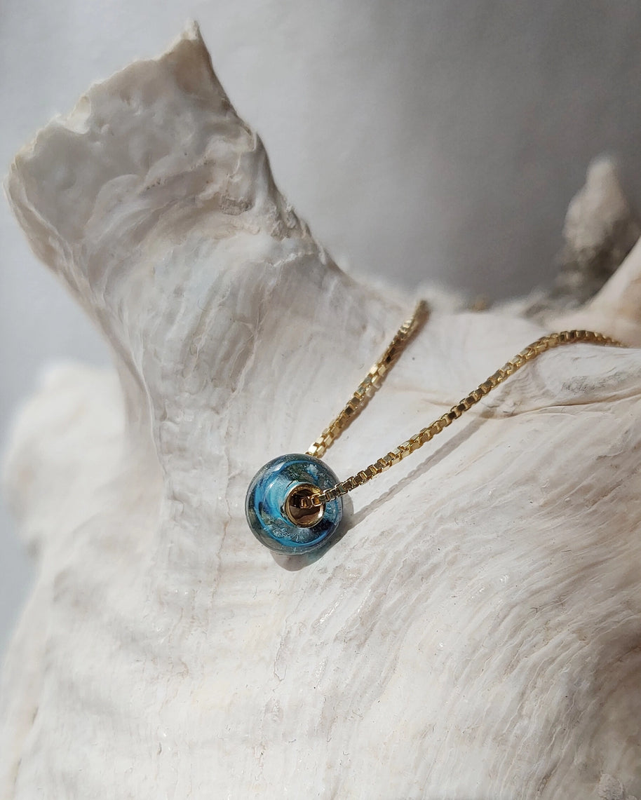 details van as in asketting met memorial bedel