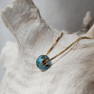 details van as in asketting met memorial bedel