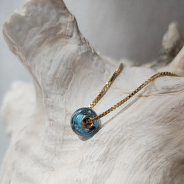 details van as in asketting met memorial bedel