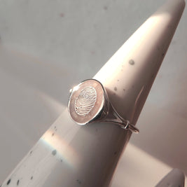 witgouden gedenkring met bloemblaadjes en vingerafdruk