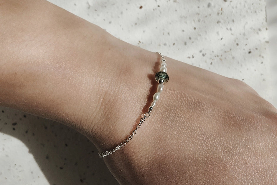 minimalistische gedenkarmband met as met luxe parels