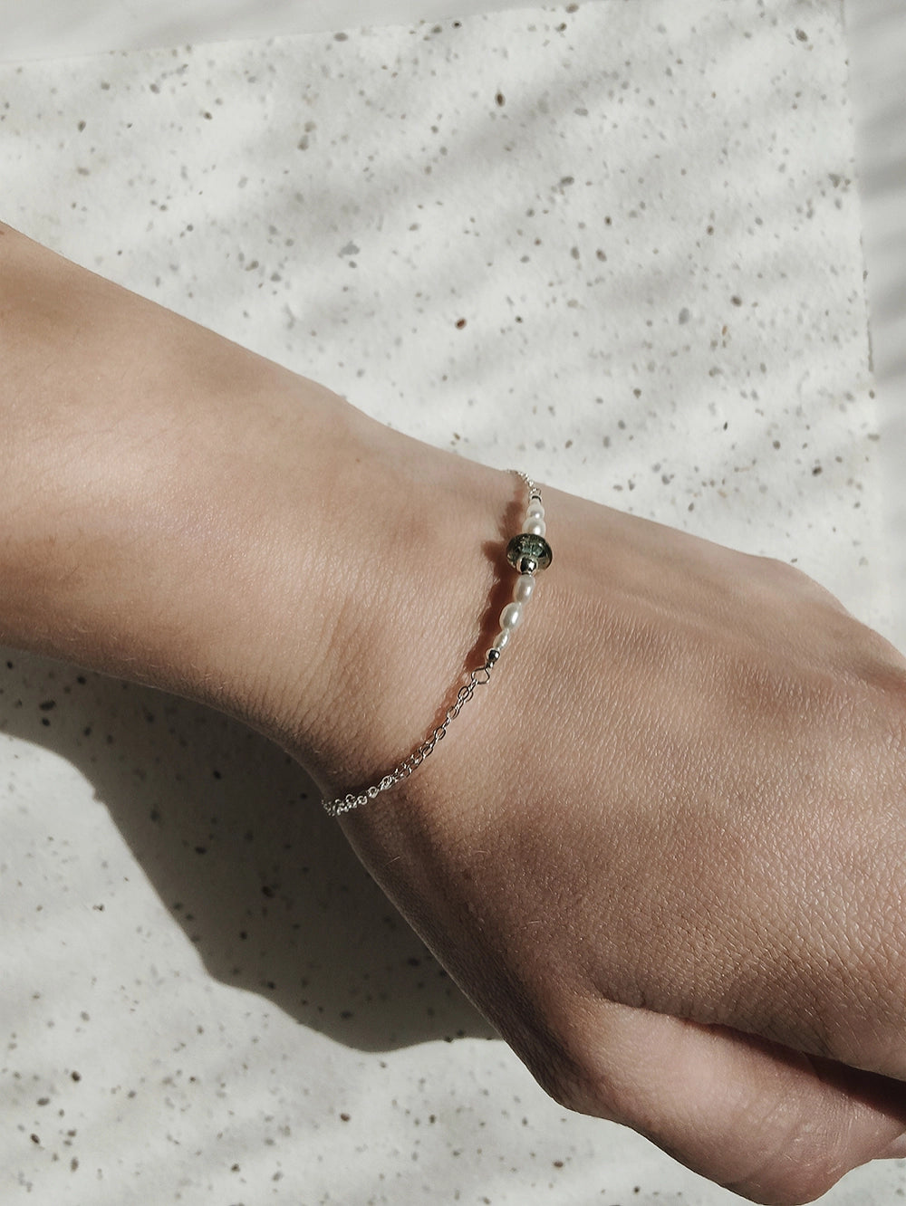 minimalistische gedenkarmband met as met luxe parels