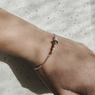 minimalistische gedenkarmband met as met luxe parels