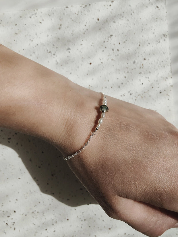 minimalistische gedenkarmband met as met luxe parels